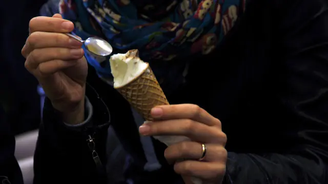 Una ragazza sta consumando un gelato.