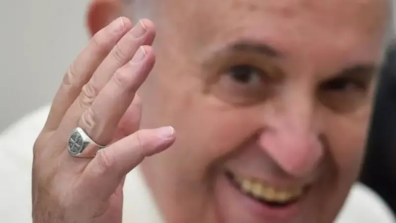 Papa Francesco con l'anello piscatorio - Foto Ansa © www.giornaledibrescia.it