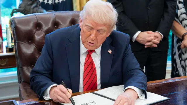 epa12037889 US President Donald Trump meets fishermen and women from American Samoa as he signs a proclamation expanding fishing rights in the Pacific islands in the Oval Office of the White House in Washington, DC, USA, 17 April 2025. EPA/CHRIS KLEPONIS / POOL
