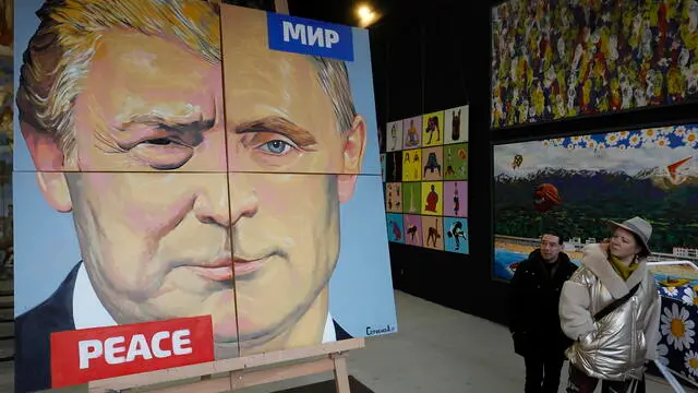 epa11958367 People look at an artwork titled 'The Peace' (2017) by Russian artist Alexey Sergienko showing Russian President Vladimir Putin and US President Donald Trump on display at the artist's gallery in St. Petersburg, Russia, 12 March 2025. The artist first showcased the painting in 2017 when the two Presidents met for the first time at the G20 summit in Hamburg. EPA/ANATOLY MALTSEV