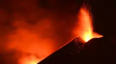 Nuova attività parossistica dalla notte scorsa sull'Etna, la 17esima dal 16 febbraio scorso, con fontana di lava ed emissione di cenere dal cratere di sud-est. Cratere e colata lavica vista da Milo, in provincia di Catania, centro alle pendici dell'Etna. ANSA/Orietta Scardino