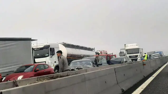 Incidenti per nebbia, chiuso tratto di A1 Piacenza-Parma, 19 febbraio 2024. La nebbia spacca in due l'Italia: a causa di diversi incidenti verificatisi in presenza di nebbia sulla A1 Milano-Napoli è stato chiuso - poco prima delle 9 - il tratto fra Piacenza (dal bivio per la A21 Torino-Piacenza-Brescia) e Parma in direzione Bologna. Code nel tratto chiuso. Chiuse in entrata, in entrambe le direzioni, le stazioni di Basso Lodigiano, Fiorenzuola e Fidenza. Sul posto Autostrade per l'Italia, Polizia Stradale e mezzi di soccorso. Banchi di nebbia anche sulla A22 tra Verona e Modena, al momento senza chiusure. Nei giorni scorsi era stato chiuso un tratto di circa 80 chilometri per tre giorni di fila. ANSA