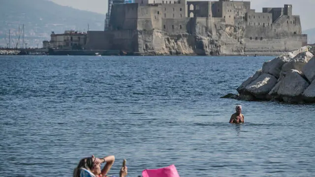 Tuffi e sdraio al sole all'arenile Diaz sul lungomare Caracciolo di Napoli per questo ponte di Ognissanti caratterizzato da giornate dalle temperature estive, 2 novembre 2024. ANSA / CIRO FUSCO