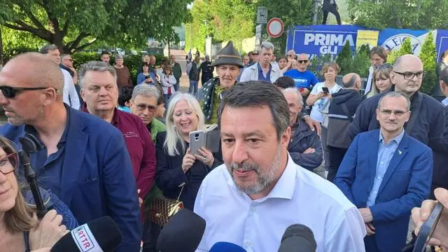 "Per quanto riguarda l'autonomia, a Trento e Bolzano era attesa da tanto e l'abbiamo messa in sicurezza. Non si discute l'autonomia né quella della Provincia di Trento, né quella della Provincia di Bolzano". Lo ha detto il ministro e leader della Lega Matteo Salvini, intervenendo in campagna elettorale a Trento, 29 aprile 2025. ANSA / Jacopo Valenti