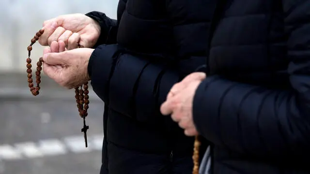 Due suore pregano sotto la statua di Papa Giovanni Paolo II, al policlinico Gemelli, dove è ricoverato Papa Francesco. Roma, 20 febbraio 2025 ANSA/MASSIMO PERCOSSI