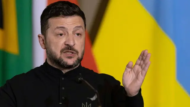 epa12051139 Ukraine's President Volodymyr Zelensky addresses the media during a press briefing at the Union Buildings in Pretoria, South Africa, 24 April 2025. President Zelensky is in the country for a day and will discuss with President Ramaphosa, among other things, the attempt to find a peaceful end to the ongoing armed conflict between Ukraine and Russia. EPA/KIM LUDBROOK