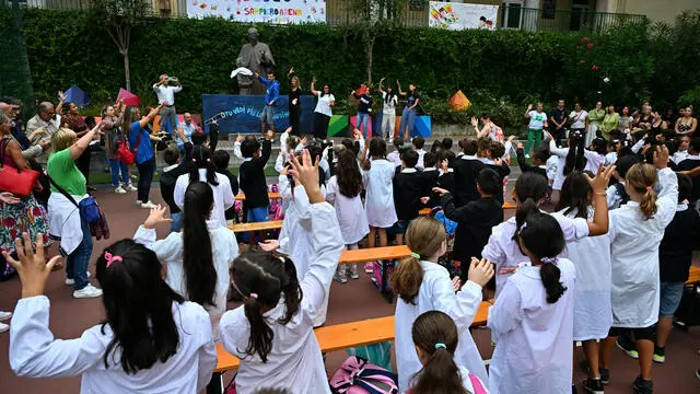 Primo giorno di Scuola per i bambini e ragazzi della Liguria, Genitori e figli presso l'istituto Don Bosco nel quartiere di Sampierdarena. Genova, 14 settembre 2023. ANSA/LUCA ZENNARO (scuola, bambini, ragazzi, gentori, bambini immigrati)