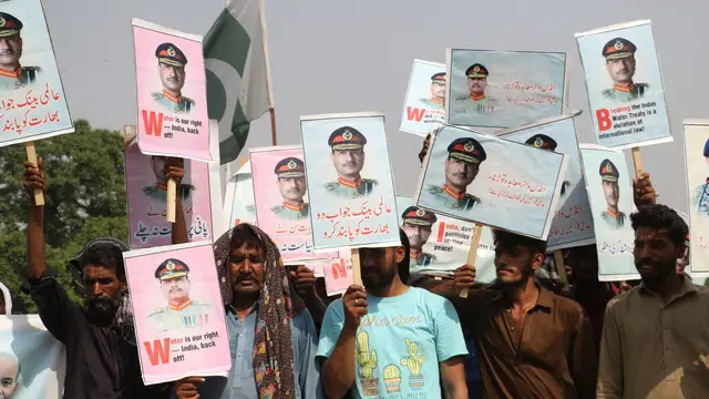 epa12064608 Supporters of minority rights group 'World Minority Alliance' hold pictures of Pakistan's Army Chief General Asif Munir during a protest against India, in Islamabad, Pakistan, 30 April 2025. Pakistan's National Security Committee (NSC) convened on 24 April to respond to India's measures, including the downgrading of diplomatic ties, following the deadly attack in Pahalgam, India-administered Kashmir, that left 26 people dead. EPA/SOHAIL SHAHZAD
