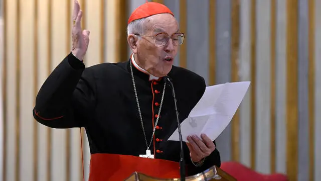 Il cardinale Giovanni Battista Re durante la presentazione del restauro della cupola di Santa Maria in Vallicella (Chiesa Nuova) con l’affresco del Trionfo della Trinità di Pietro da Cortona (XVII secolo), Roma, 19 dicembre 2023. ANSA/RICCARDO ANTIMIANI