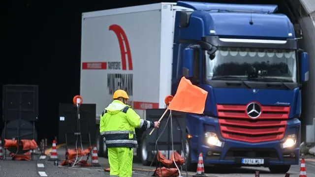 Addetti alla.sicurezza stradale all'uscita di una galleria sulla A26. Dopo lavori di ripristino durati circa due anni, verra' riaperta al traffico in direzione Genova l'11 febbraio la galleria Manfreida. Genova, 08 febbraio 2024. ANSA/LUCA ZENNARO (autostrade, A26, sicurezza, lavoratori, operai, lavori, galleria,autostrada)