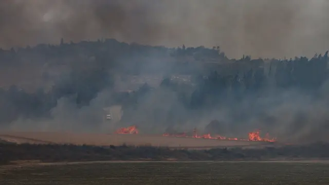 epa12065162 Smoke rises from a wildfire in the Latrun area of central Israel, between Jerusalem and Tel Aviv, 30 April 2025. According to Israeli emergency services Magen David Adom, emergency teams treated and evacuated several people with minor injuries due to burns and smoke inhalation. EPA/ATEF SAFADI