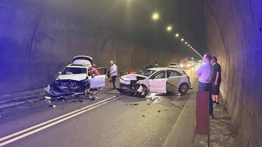 Incidente in galleria a Iseo, scontro frontale tra due auto | Giornale ...