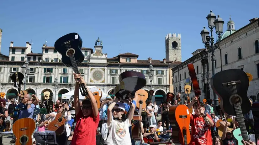 Una delle passate edizioni di Mille chitarre © www.giornaledibrescia.it