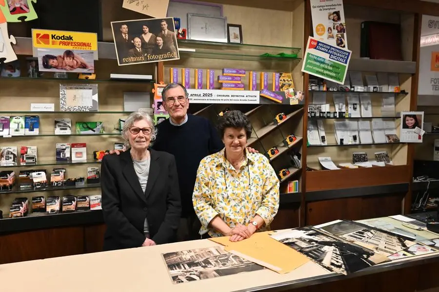 CRONACA BRESCIA VIA GRAMSCI CHIUDE DOPO 120 ANNI LO STORICO NEGOZIO COMINELLI FOTO CINE RADIOGRAFIA NELLA FOTO DA SX LUCIANA ALFREDO E CHIARA REDAZIONE CRONACA 30-04-2025 GABRIELE STRADA NEW EDEN GROUP