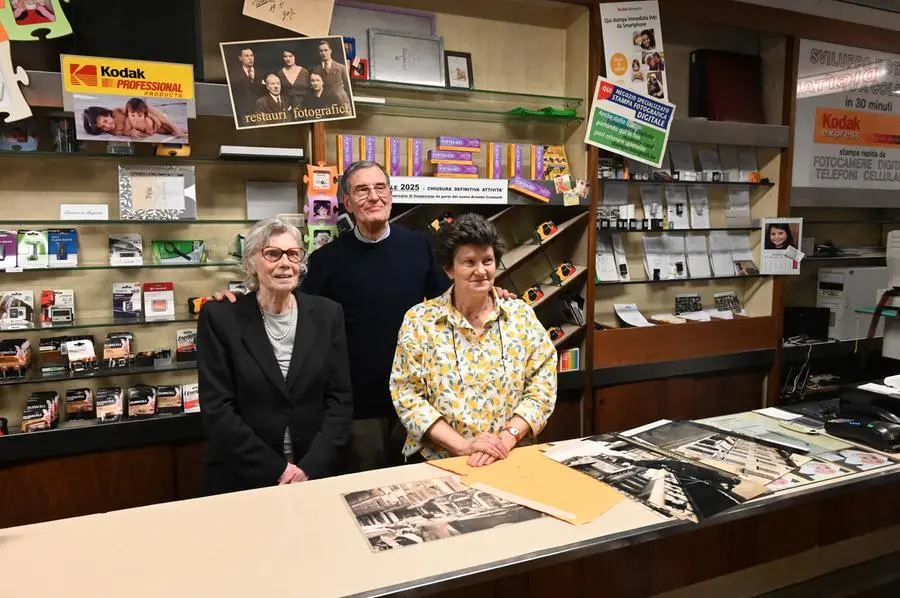 CRONACA BRESCIA VIA GRAMSCI CHIUDE DOPO 120 ANNI LO STORICO NEGOZIO COMINELLI FOTO CINE RADIOGRAFIA NELLA FOTO DA SX LUCIANA ALFREDO E CHIARA REDAZIONE CRONACA 30-04-2025 GABRIELE STRADA NEW EDEN GROUP
