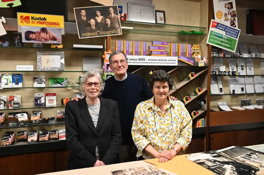 CRONACA BRESCIA VIA GRAMSCI CHIUDE DOPO 120 ANNI LO STORICO NEGOZIO COMINELLI FOTO CINE RADIOGRAFIA NELLA FOTO DA SX LUCIANA ALFREDO E CHIARA REDAZIONE CRONACA 30-04-2025 GABRIELE STRADA NEW EDEN GROUP