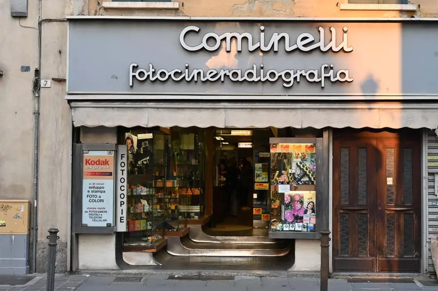 CRONACA BRESCIA VIA GRAMSCI CHIUDE DOPO 120 ANNI LO STORICO NEGOZIO COMINELLI FOTO CINE RADIOGRAFIA REDAZIONE CRONACA 30-04-2025 GABRIELE STRADA NEW EDEN GROUP