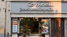 CRONACA BRESCIA VIA GRAMSCI CHIUDE DOPO 120 ANNI LO STORICO NEGOZIO COMINELLI FOTO CINE RADIOGRAFIA REDAZIONE CRONACA 30-04-2025 GABRIELE STRADA NEW EDEN GROUP