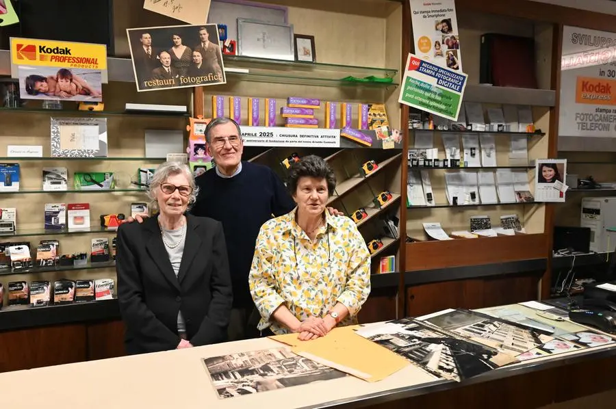 CRONACA BRESCIA VIA GRAMSCI CHIUDE DOPO 120 ANNI LO STORICO NEGOZIO COMINELLI FOTO CINE RADIOGRAFIA NELLA FOTO DA SX LUCIANA ALFREDO E CHIARA REDAZIONE CRONACA 30-04-2025 GABRIELE STRADA NEW EDEN GROUP