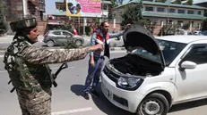 epa12064216 An Indian paramilitary soldier checks a vehicle at a temporary checkpoint during a surprise search operation in Srinagar, Kashmir, India, 30 April 2025. Security has been intensified in Indian Kashmir after 26 people were killed on 22 April, after gunmen opened fire on a group of tourists in the popular destination of Pahalgam, an incident regional authorities has described as the most serious attack on civilians in recent years. EPA/FAROOQ KHAN