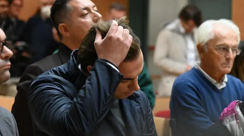 Michele Vitiello alle spalle di Giacomo Bozzoli durante un'udienza in tribunale © www.giornaledibrescia.it