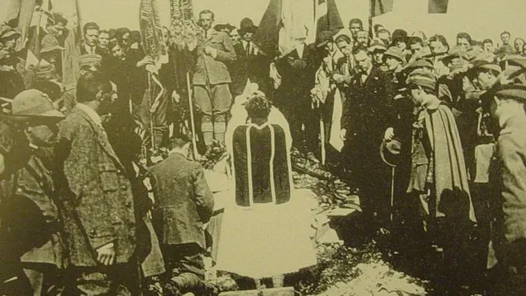 Padre Bevilacqua celebra messa alla prima Adunata del 1920 - © www.giornaledibrescia.it