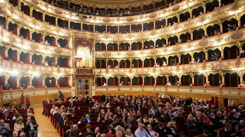 Il pubblico del Teatro Grande per Federico Colli - Foto New Reporter Papetti © www.giornaledibrescia.it