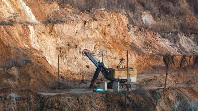 epa11930762 View of an open pit mine of Ukraine's natural graphite mining company, Zavalivsky Graphite, in the Kirovohrad region, Ukraine, 28 February 2025 amid the ongoing Russian invasion. Ukranian President Volodymyr Zelensky is meeting US President Donald Trump at the White House in Washington on 28 February to sign the framework of a deal, pushed by President Trump, to share Ukraine's mineral wealth with the US. EPA/ARSEN DZODZAIEV 77957