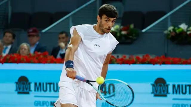 epa12066183 Lorenzo Musetti of Italy in action against Alex de Minaur of Australia during their round of 16 tennis match at the Mutua Madrid Open tennis tournament in Madrid, Spain, 30 April 2025. EPA/JUANJO MARTIN