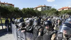 epa12024467 Turkish gendarmes block the roads as supporters of Istanbul Mayor Ekrem Imamoglu gather during a protest outside the courthouse in Silivri, related to Imamoglu's case involving a threat against Istanbul Chief Prosecutor AkÄ±n Gurlek, on the outskirts of Istanbul, Turkey, 11 April 2025. Istanbul Mayor Ekrem Imamoglu of the CHP was jailed and dismissed by the Turkish Ministry of Interior on 23 March on corruption charges, following his detention on 19 March, along with 100 others. EPA/TOLGA BOZOGLU