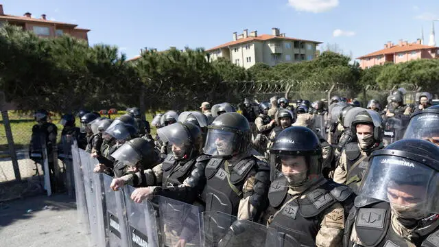 epa12024467 Turkish gendarmes block the roads as supporters of Istanbul Mayor Ekrem Imamoglu gather during a protest outside the courthouse in Silivri, related to Imamoglu's case involving a threat against Istanbul Chief Prosecutor Akın Gurlek, on the outskirts of Istanbul, Turkey, 11 April 2025. Istanbul Mayor Ekrem Imamoglu of the CHP was jailed and dismissed by the Turkish Ministry of Interior on 23 March on corruption charges, following his detention on 19 March, along with 100 others. EPA/TOLGA BOZOGLU