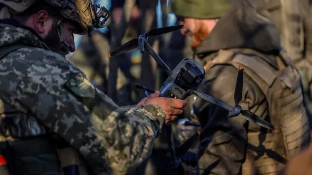 epa10292403 Ukrainian soldiers launch a drone at the frontline at the northern Kherson region, Ukraine, 07 November 2022. Russian troops on 24 February entered Ukrainian territory, starting a conflict that has provoked destruction and a humanitarian crisis. EPA/HANNIBAL HANSCHKE