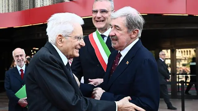 Il Presidente della Repubblica Sergio Mattarella, in occasione del 25 aprile, al Teatro Nazionale Ivo Chiesa, per l'orazione ufficiale e presenziare allo spettacolo teatrale 'D'Oro - Il sesto senso partigiano'. Genova, 25 aprile 2025. ANSA/LUCA ZENNARO