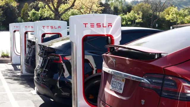 epa12045827 Tesla Supercharger stations in Walnut Creek, California, USA, 21 April 2025. Tesla's earning report is coming out on 22 April 2025. EPA/JOHN G. MABANGLO