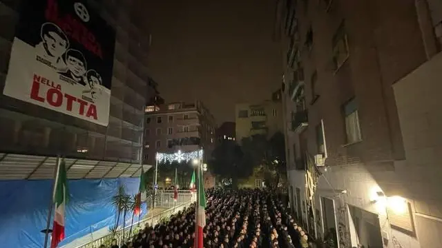I saluti romani davanti alla sede dell'ex MSI che ha scatenato le polemiche durante la celebrazione dell'anniversario della strage di Acca Larentia a Roma, 8 gennaio 2024. ANSA/Giulia Marrazzo NPK