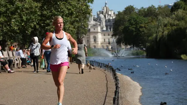 epa10841972 A runner in St James’ Park in London, Britain, 05 September 2023. England has received an amber heat-health alert by the UK Heath Security Agency. Temperatures are due to reach up to 32 degrees Celsius. EPA/NEIL HALL
