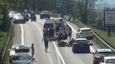I mezzi coinvolti nell'incidente e i soccorritori