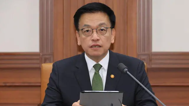 epa12066214 South Finance Minister Choi Sang-mok, who serves concurrently as deputy prime minister for economic affairs, speaks during a meeting of economy-related ministers at the government complex in Seoul, South Korea, on 01 May 2025. EPA/YONHAP SOUTH KOREA OUT