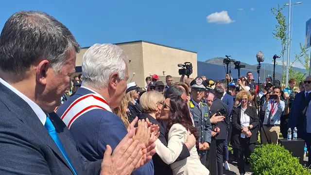 Bombardieri a Montemurlo (Po), c'è anche la ministra Calderone che (nella foto) abbraccia Emma Marrazzo, mamma di Luana D'Orazio