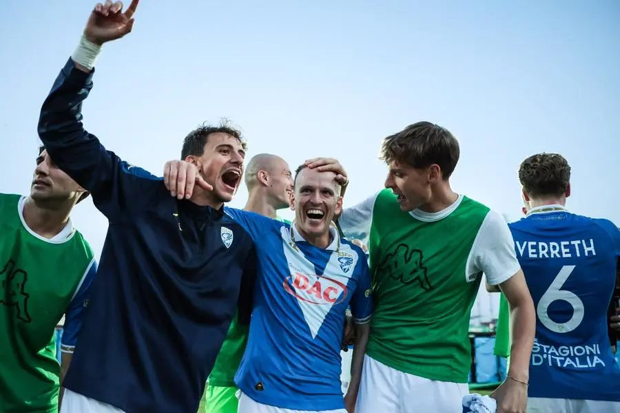 Il Brescia vince a Cittadella, l'esultanza finale dei giocatori