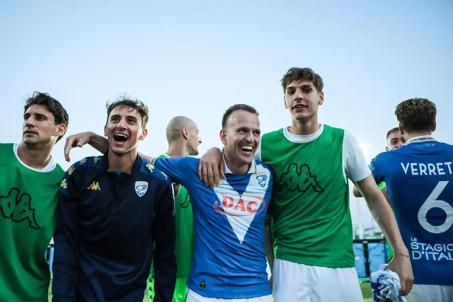 Il Brescia vince a Cittadella, l'esultanza finale dei giocatori