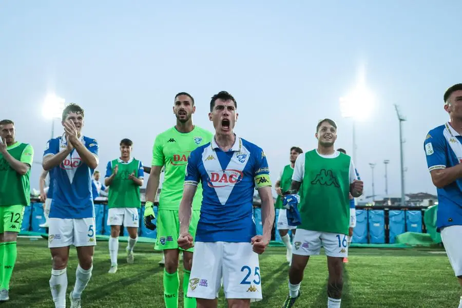 Il Brescia vince a Cittadella, l'esultanza finale dei giocatori