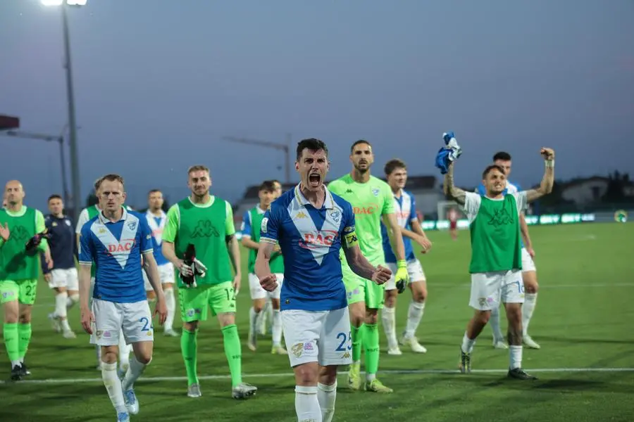 Il Brescia vince a Cittadella, l'esultanza finale dei giocatori