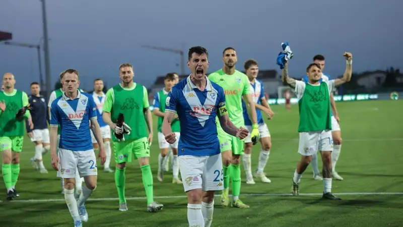 Il Brescia vince a Cittadella, l'esultanza finale dei giocatori
