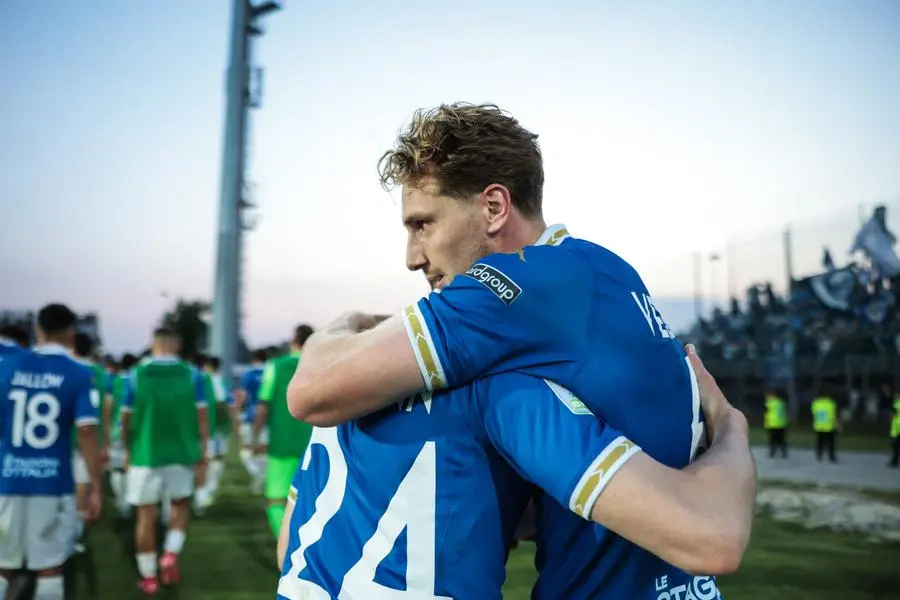 Il Brescia vince a Cittadella, l'esultanza finale dei giocatori