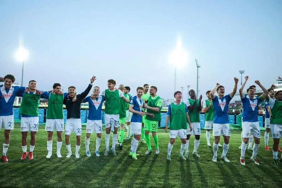 Il Brescia vince a Cittadella, l'esultanza finale dei giocatori