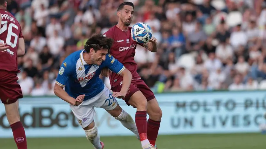 Il colpo di testa vincente di Gennaro Borrelli - Foto New Reporter Comincini © www.giornaledibrescia.it