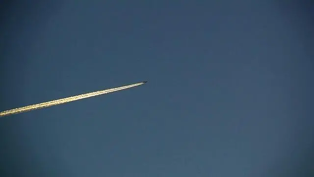 Un'immagine dell'alba russa che sorge su Sebastopoli con gli aerei che sfrecciano nel cielo, 24 Marzo 2014. ANSA/ CLAUDIO ACCOGLI