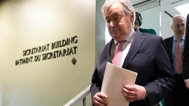 epa12018407 United Nations Secretary-General Antonio Guterres (L) arrives to deliver a statement and talk to reporters about the ongoing humanitarian situation and fighting between Israel and Hamas in Gaza, at the United Nations headquarters in New York, New York, USA, 08 April 2025. EPA/JUSTIN LANE