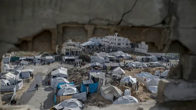 epaselect epa12067777 A camp for internally displaced Palestinians in the Al Remal neighbourhood, Gaza City, 01 May 2025. More than 52,400 Palestinians have been killed in the Gaza Strip, according to the Palestinian Ministry of Health, since Israel launched a military campaign in the strip in response to a cross-border attack led by the Palestinian militant group Hamas on 07 October 2023, in which about 1,200 Israelis were killed and more than 250 taken hostage. EPA/MOHAMMED SABER